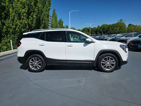 Used 2024 GMC Terrain SLT AWD/4WD image 2