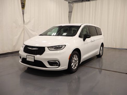 Used 2025 Chrysler Pacifica Select image 5