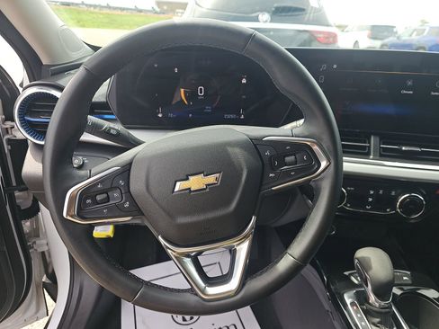 Used 2025 Chevrolet Trax LT w/ LT Convenience Package image 17