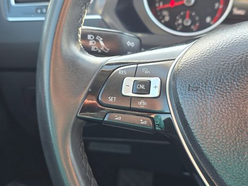 Used 2020 Volkswagen Tiguan SE w/ Panoramic Sunroof Package image 17