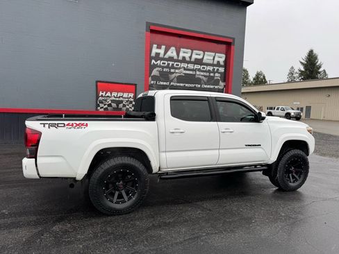 Used 2018 Toyota Tacoma TRD Sport image 5