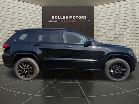 Certified 2022 Jeep Grand Cherokee Laredo X AWD/4WD image 2