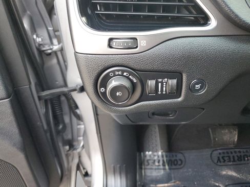 Used 2020 Jeep Cherokee Limited image 25