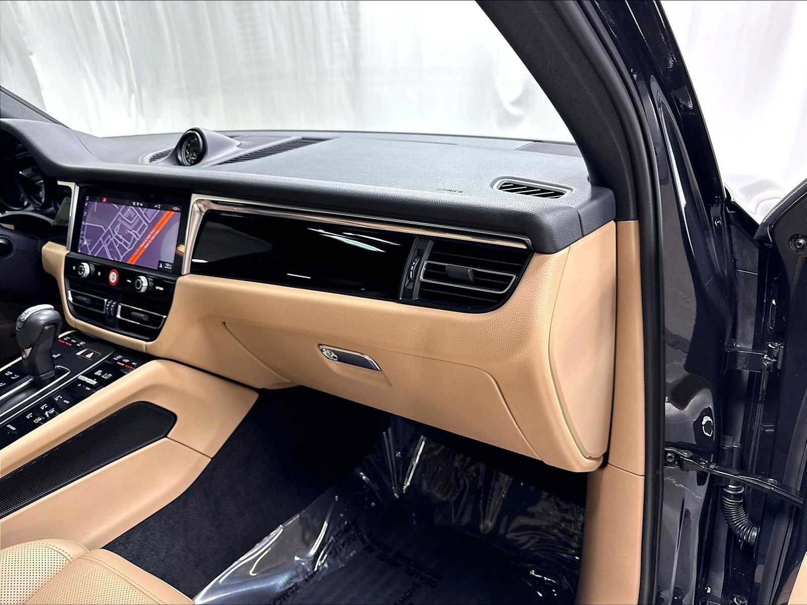 Used 2024 Porsche Macan AWD/4WD image 28