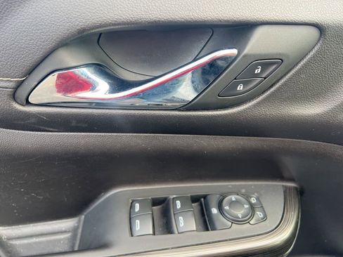 Used 2023 GMC Acadia SLT image 9