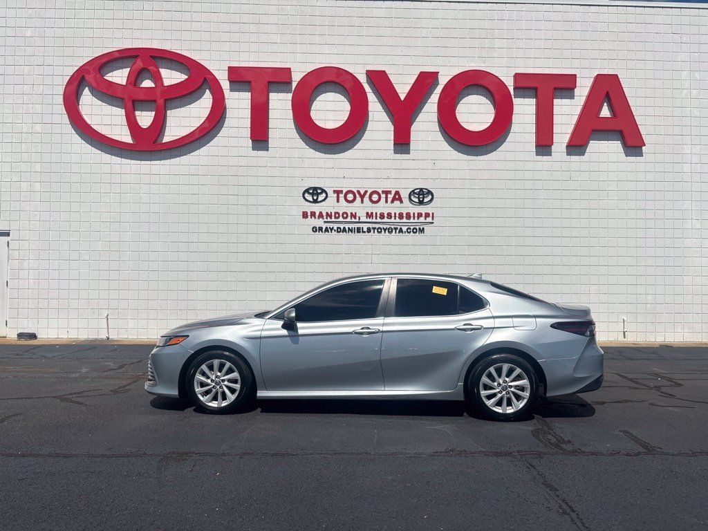 Used 2022 Toyota Camry LE FWD image 4