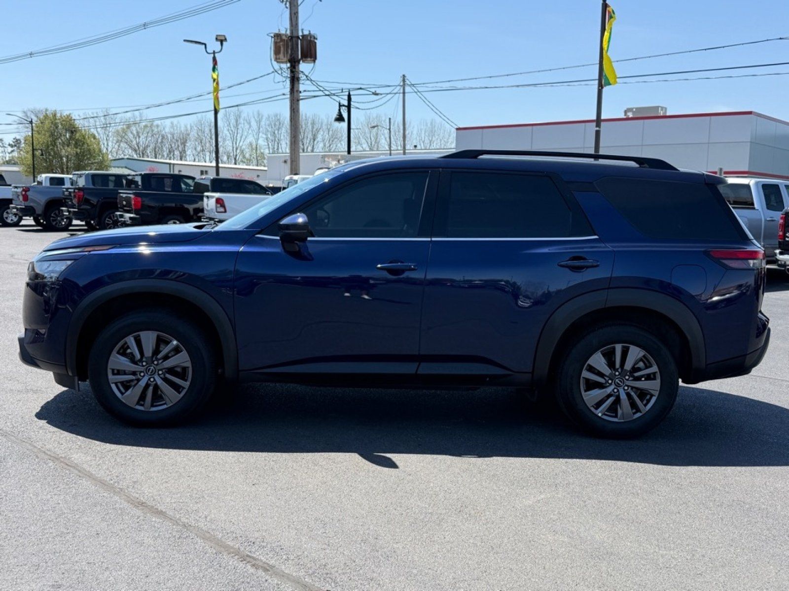 Used 2025 Nissan Pathfinder SV FWD image 5