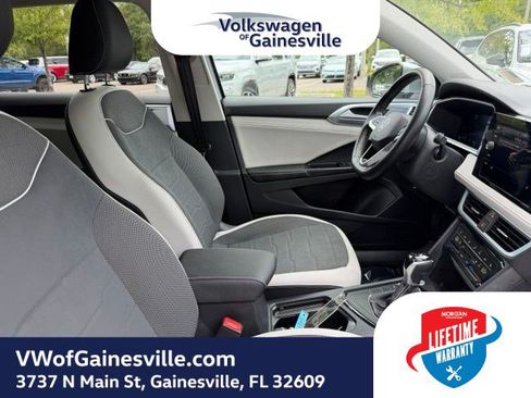 Used 2025 Volkswagen Taos SE FWD image 9