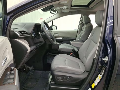 Used 2022 Toyota Sienna XLE image 17