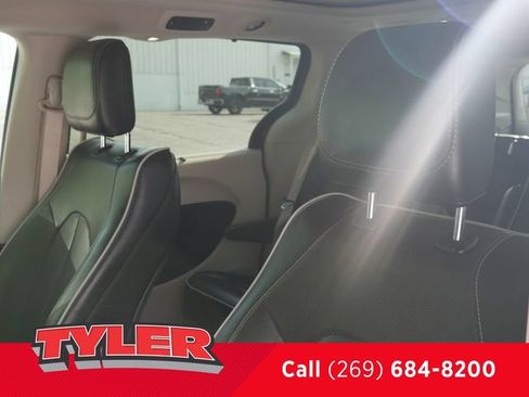 Used 2022 Chrysler Pacifica Limited AWD/4WD image 38