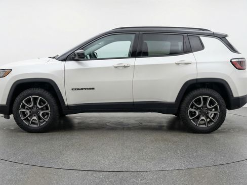 Used 2025 Jeep Compass Trailhawk AWD/4WD image 5