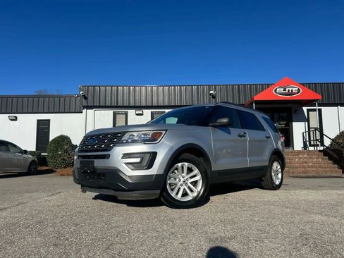 Used 2017 Ford Explorer XLT image 3