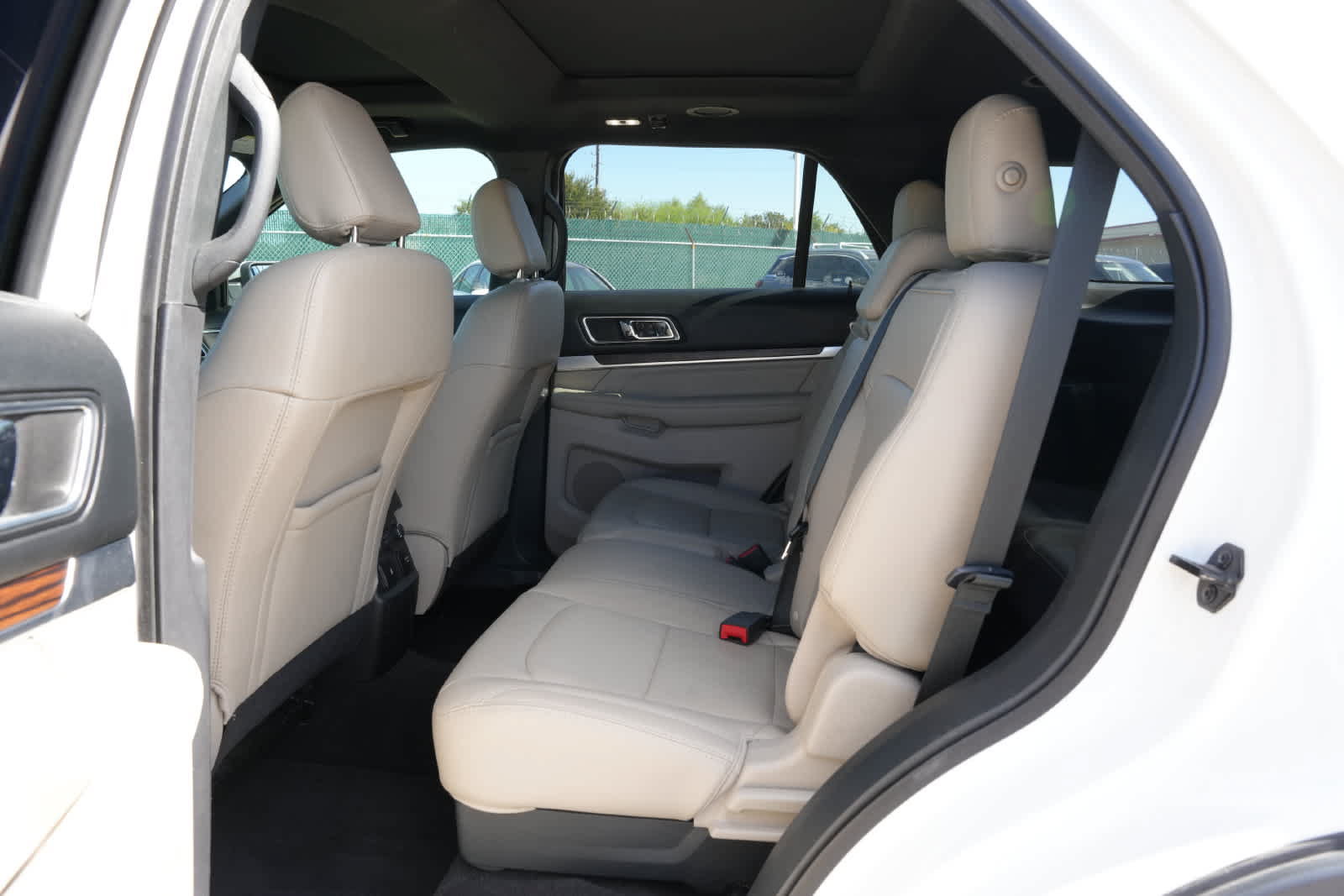 Used 2018 Ford Explorer Limited w/ Ford Safe & Smart Package FWD image 18