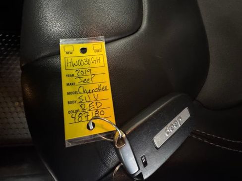 Used 2019 Jeep Cherokee Latitude Plus w/ Cold Weather Group AWD/4WD image 26