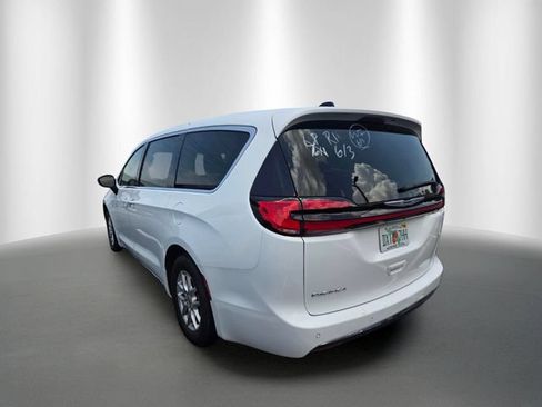 Used 2024 Chrysler Pacifica Touring-L FWD image 2