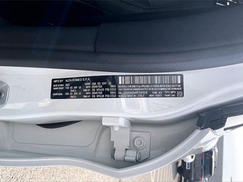 Used 2024 Alfa Romeo Stelvio Veloce image 31