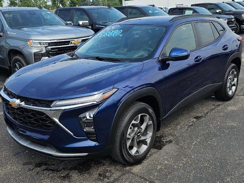Used 2024 Chevrolet Trax LT w/ Driver Confidence Package FWD image 3