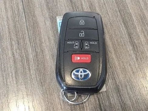 Used 2021 Toyota Sienna LE image 42