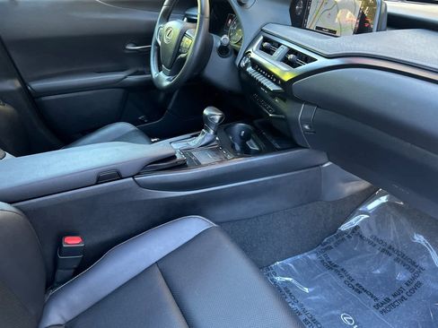 Used 2019 Lexus UX 200 w/ Premium Package image 17