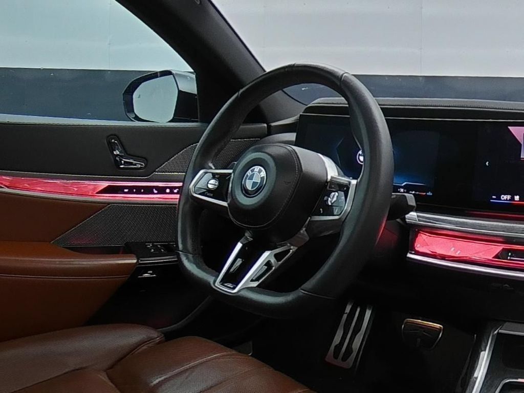 Used 2023 BMW 760i xDrive AWD/4WD image 25