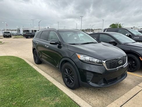 Used 2020 Kia Sorento LX w/ LX I4 Convenience Package image 2