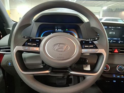 Certified 2024 Hyundai Elantra SE image 18