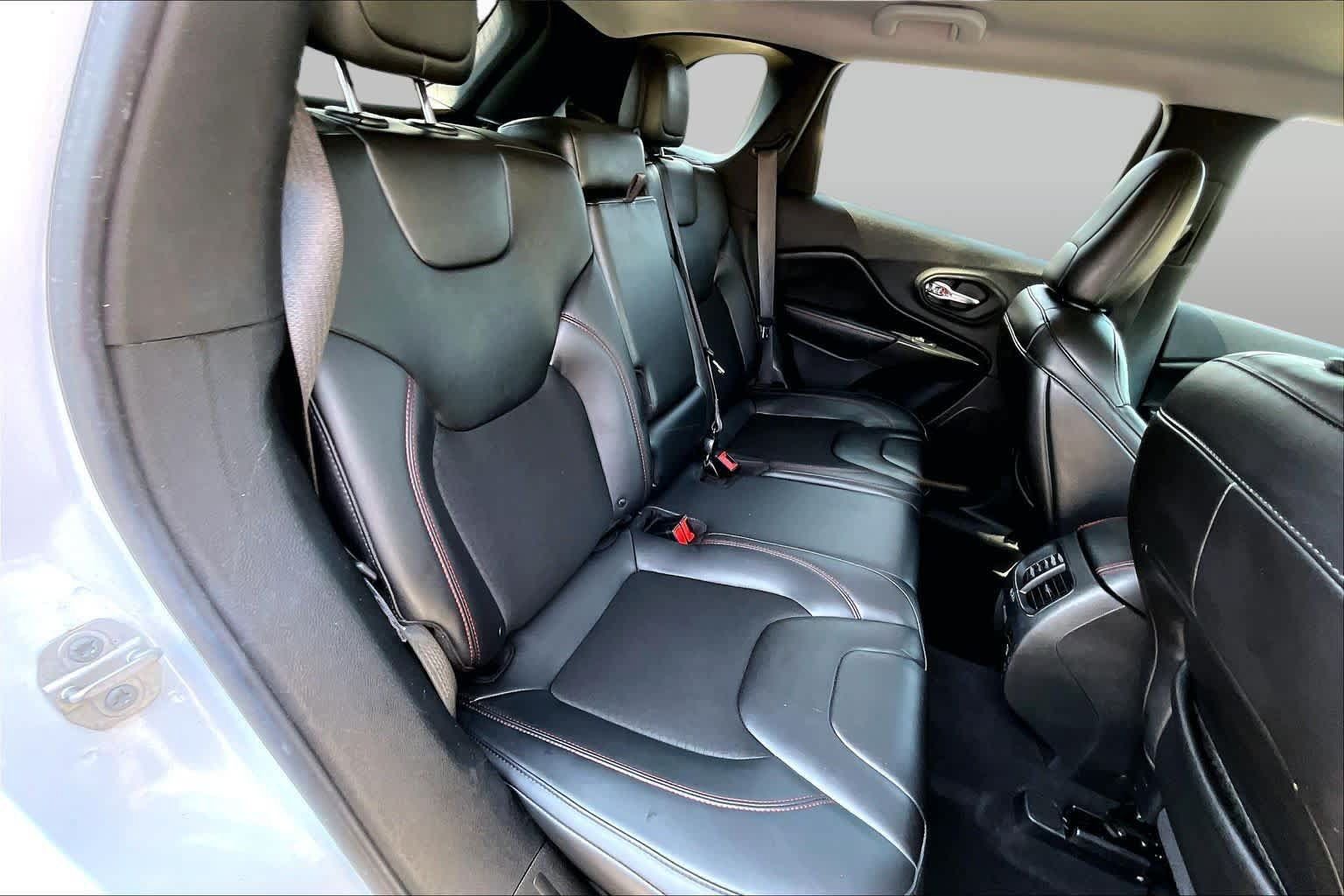 Used 2019 Jeep Cherokee Trailhawk w/ Cold Weather Group AWD/4WD image 20