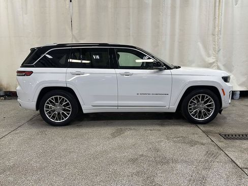 Used 2023 Jeep Grand Cherokee Summit w/ Luxury Tech Group V AWD/4WD image 6