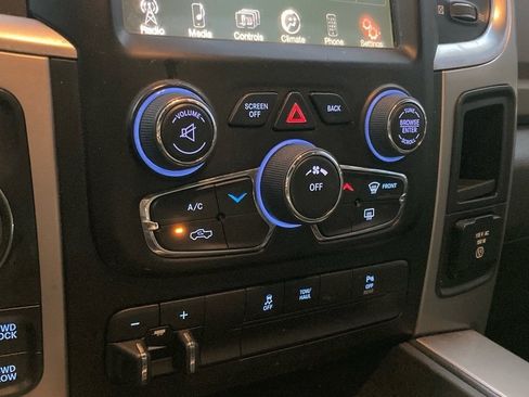 Used 2015 RAM 1500 Classic SLT w/ SLT Plus D￩cor Group image 25