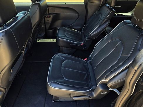 Used 2025 Chrysler Pacifica Limited FWD image 30