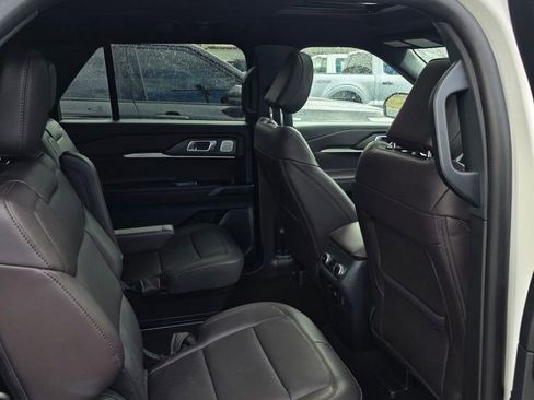 Used 2025 Ford Explorer Platinum RWD image 10