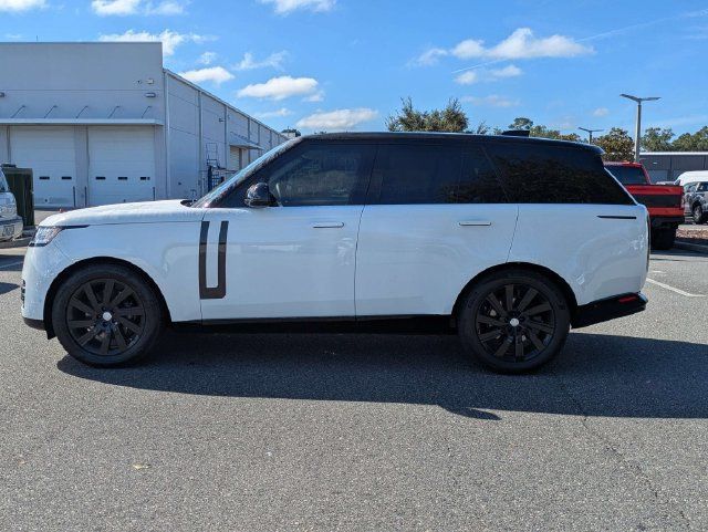 Used 2025 Land Rover Range Rover SE AWD/4WD image 6