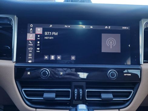 Used 2025 Porsche Macan image 10