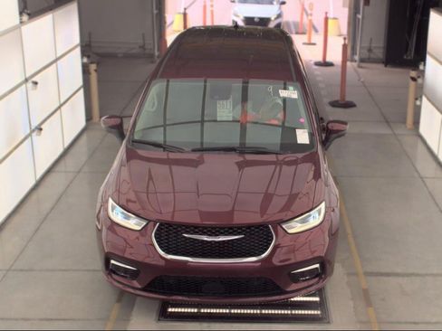 Used 2023 Chrysler Pacifica Touring-L FWD image 3
