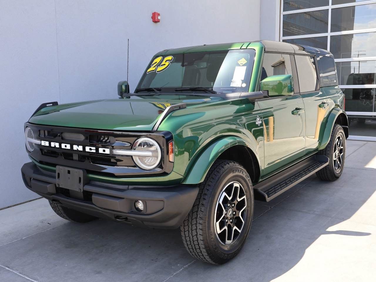Used 2025 Ford Bronco Outer Banks AWD/4WD image 1