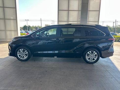 Used 2026 Toyota Sienna Limited FWD image 4