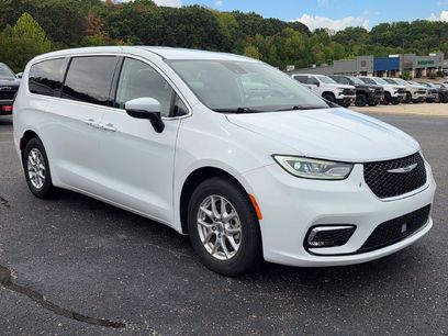 Used 2023 Chrysler Pacifica Touring-L