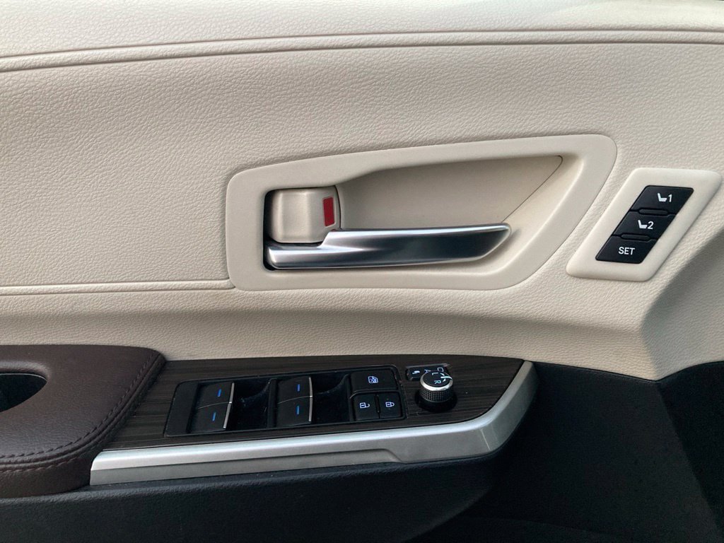 Certified 2024 Toyota Sienna Platinum FWD image 13