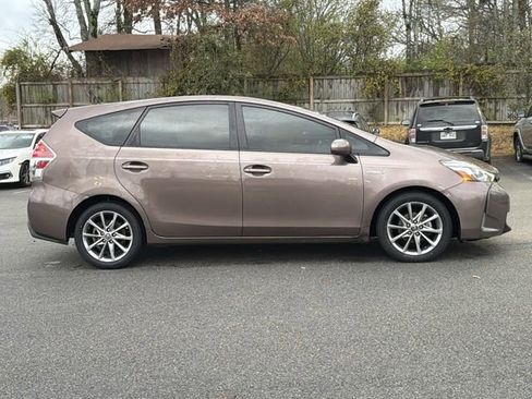 Used 2017 Toyota Prius V Five image 2