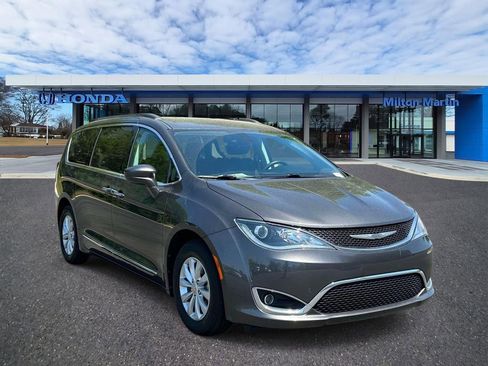Used 2017 Chrysler Pacifica Touring-L image 1
