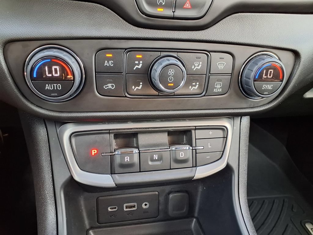 Used 2024 GMC Terrain SLE w/ Driver Convenience Package FWD image 8