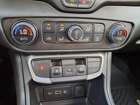Used 2024 GMC Terrain SLE w/ Driver Convenience Package FWD image 8
