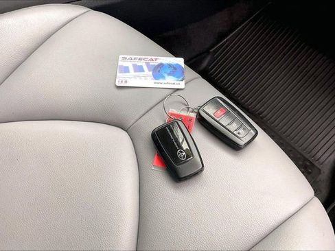 Used 2023 Toyota Highlander XLE AWD/4WD image 11