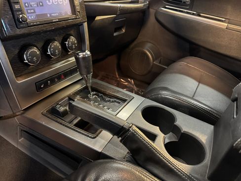 Used 2012 Jeep Liberty Limited w/ Tire & Wheel Group image 18