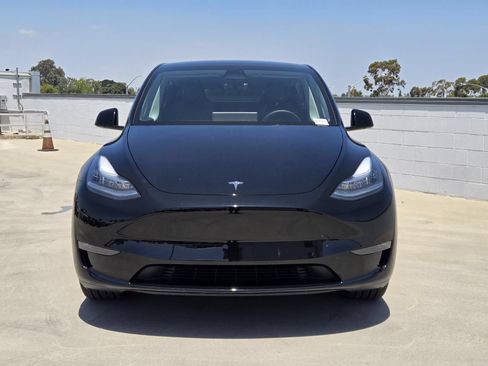 Used 2023 Tesla Model Y AWD image 3