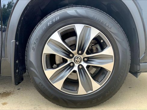 Used 2023 Toyota Highlander XLE AWD/4WD image 11