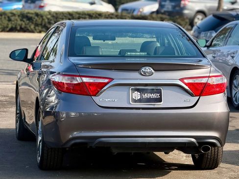 Used 2017 Toyota Camry SE image 4
