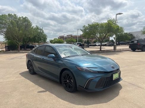 Used 2026 Toyota Camry SE w/ Convenience Package image 3
