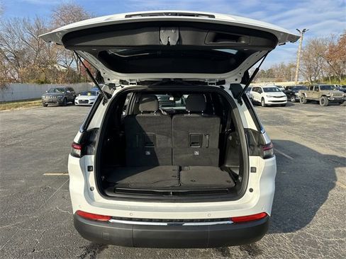 Used 2024 Jeep Grand Cherokee L Laredo image 9