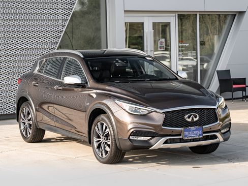 Used 2018 INFINITI QX30 Premium w/ Navigation Package AWD/4WD image 2